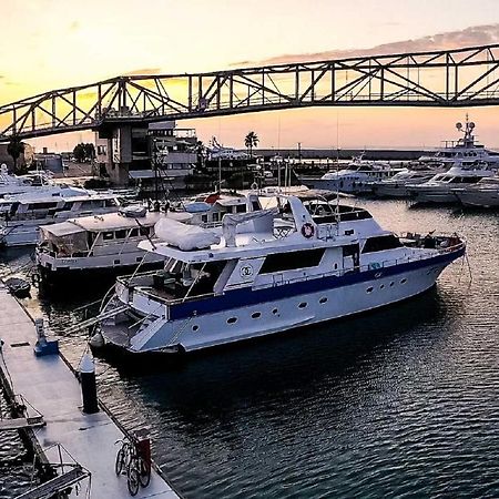 Отель Motor Yacht Boatel Барселона Экстерьер фото