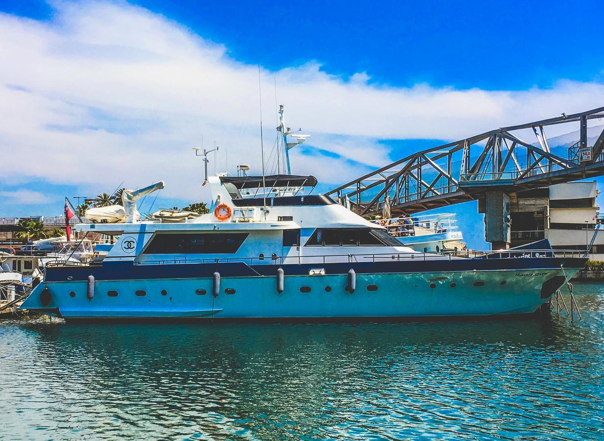 Отель Motor Yacht Boatel Барселона Экстерьер фото