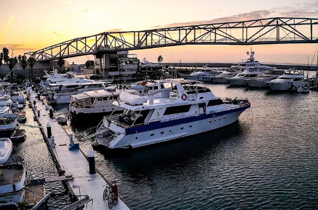 Отель Motor Yacht Boatel Барселона Экстерьер фото